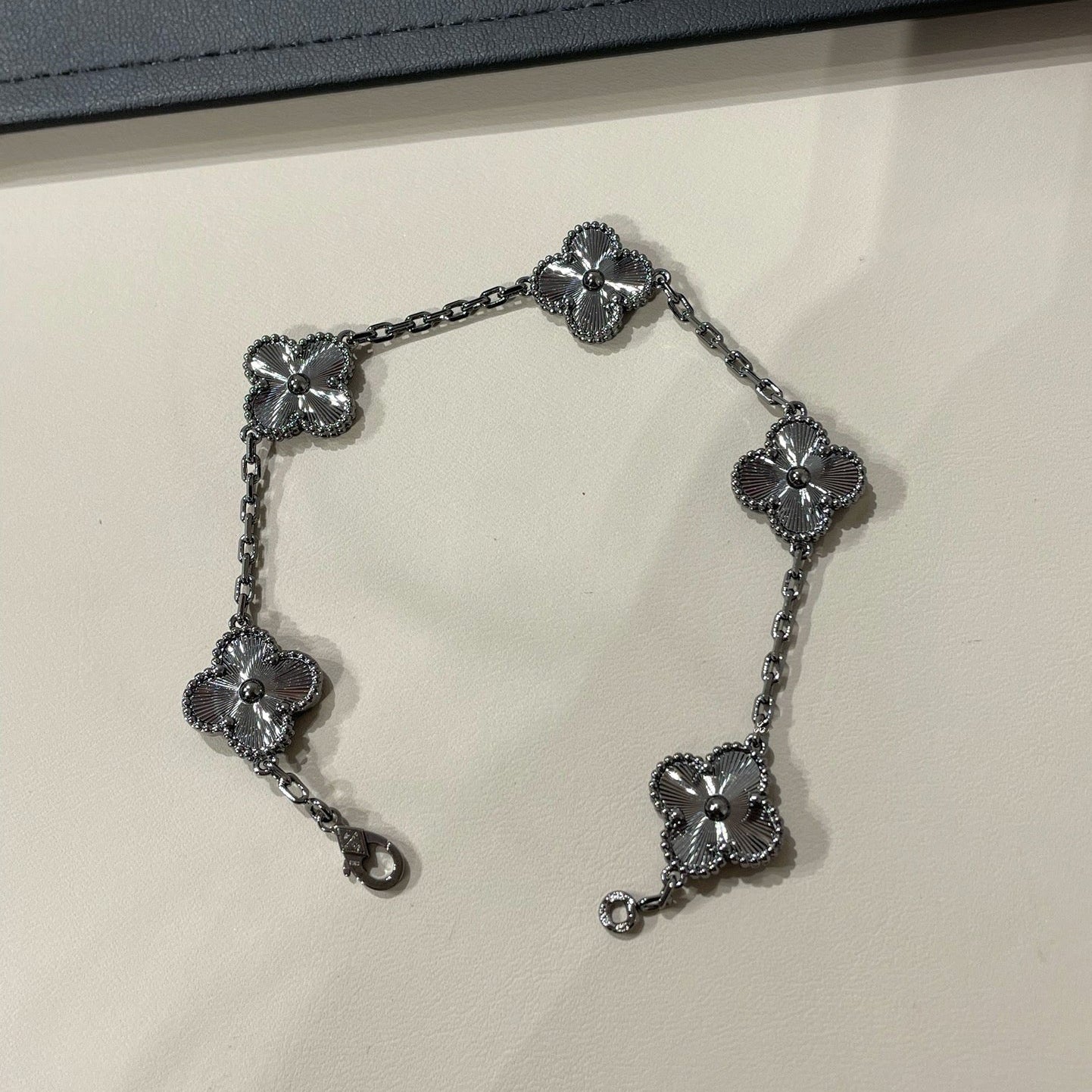 [ORA]CLOVER 5 MOTIF BLACK BRACELET