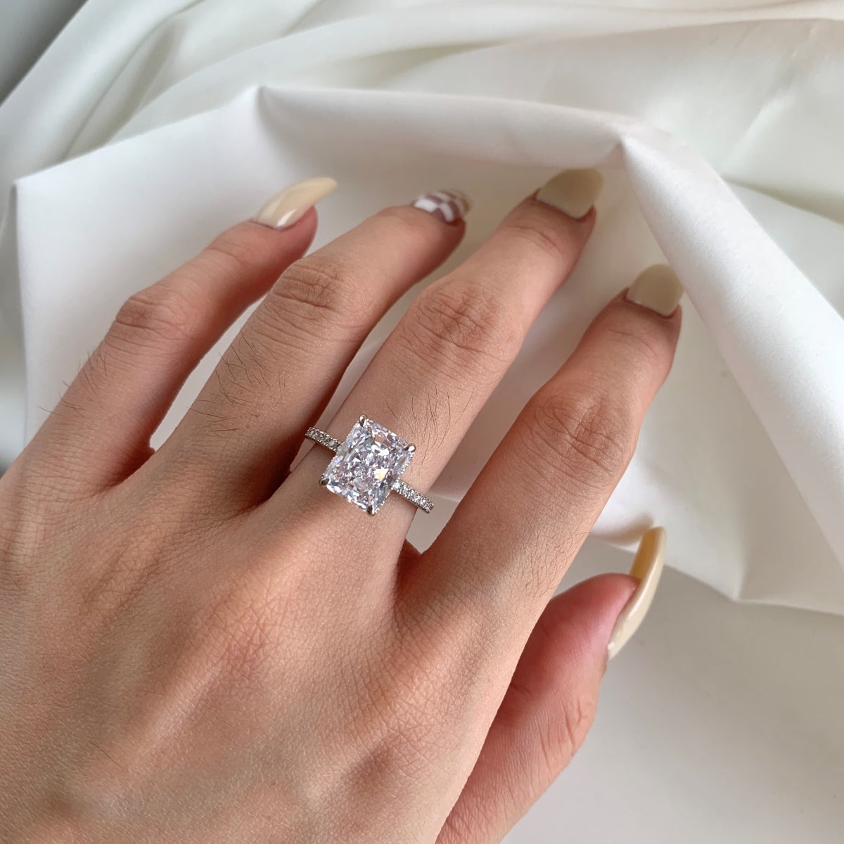 [ORA ]4.0 Carat Luxurious Engagement Ring