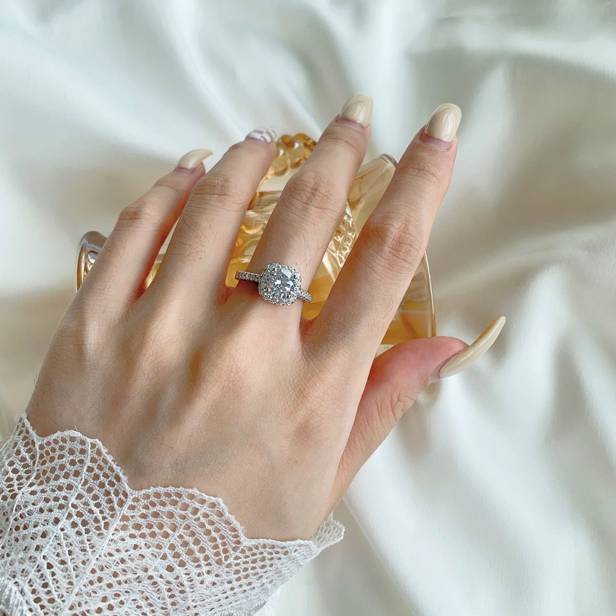 [ORA ]Dazzling Resplendent Round Cut Wedding Ring
