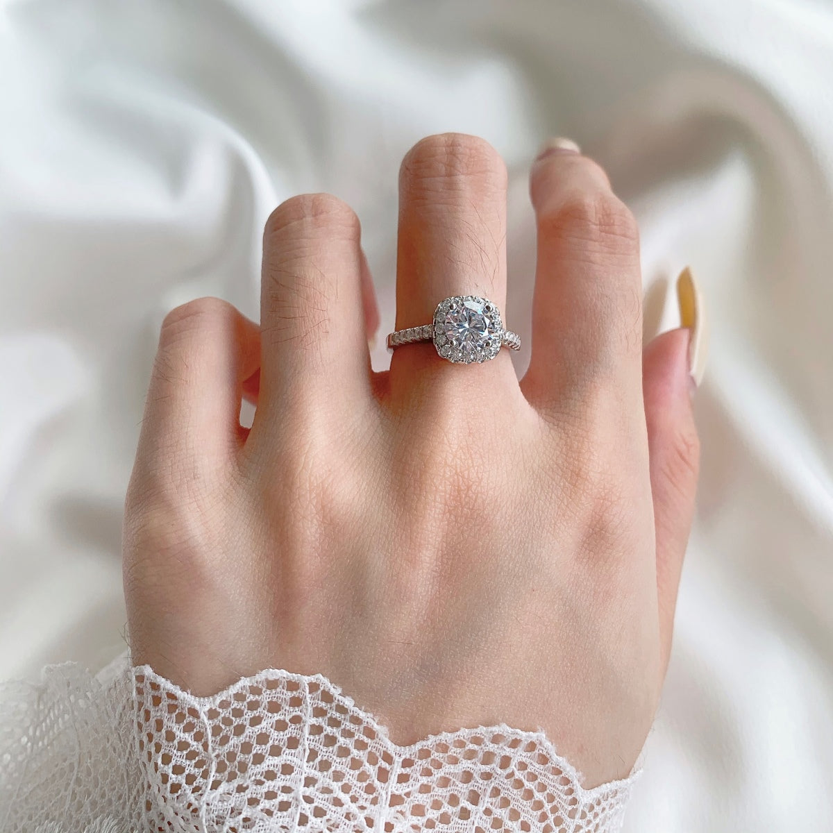 [ORA ]Dazzling Resplendent Round Cut Wedding Ring