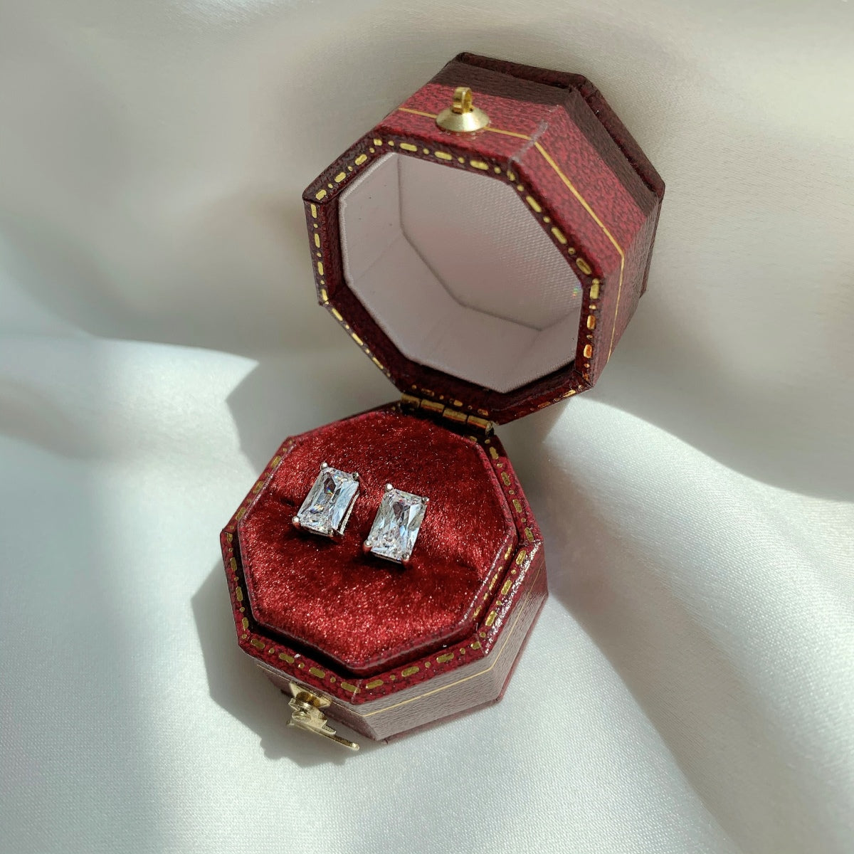 [ORA ]Stylish Shiny Rectangular Center Stone Stud Earrings