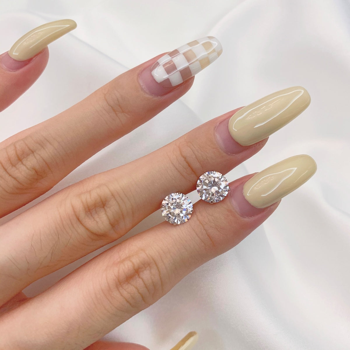 [ORA ]Stylish Shiny Round Center Stone Stud Earrings