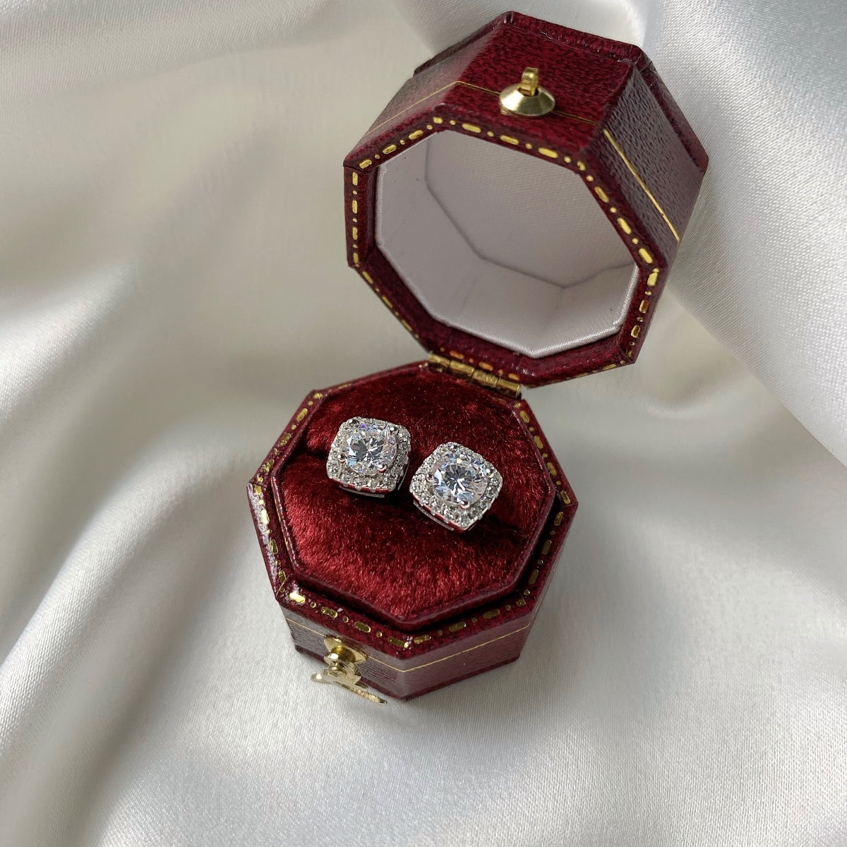 [ORA ]Classic Round Center Stone Stud Earrings