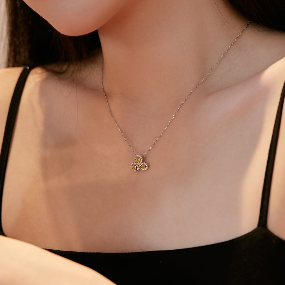 [ORA ]Elegant Flower Shape Pear Cut Necklace