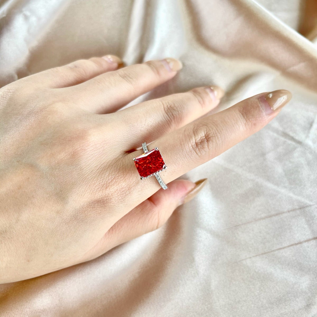 [ORA ]4.0 Carat Luxurious Engagement Ring