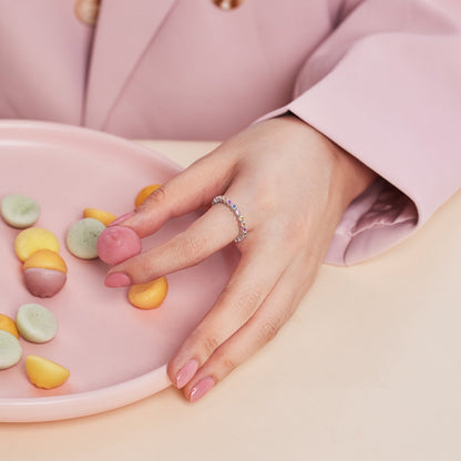 [ORA ]Unique Scintillating Round Cut Daily Ring