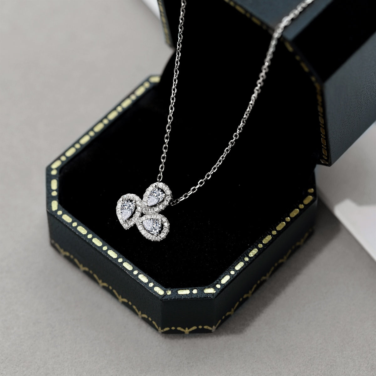 [ORA ]Elegant Flower Shape Pear Cut Necklace
