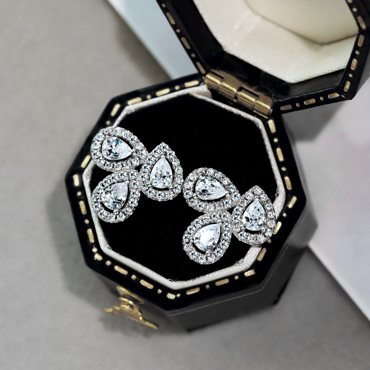 [ORA ]Ornate Flower Shape Pear Cut Lover Earrings