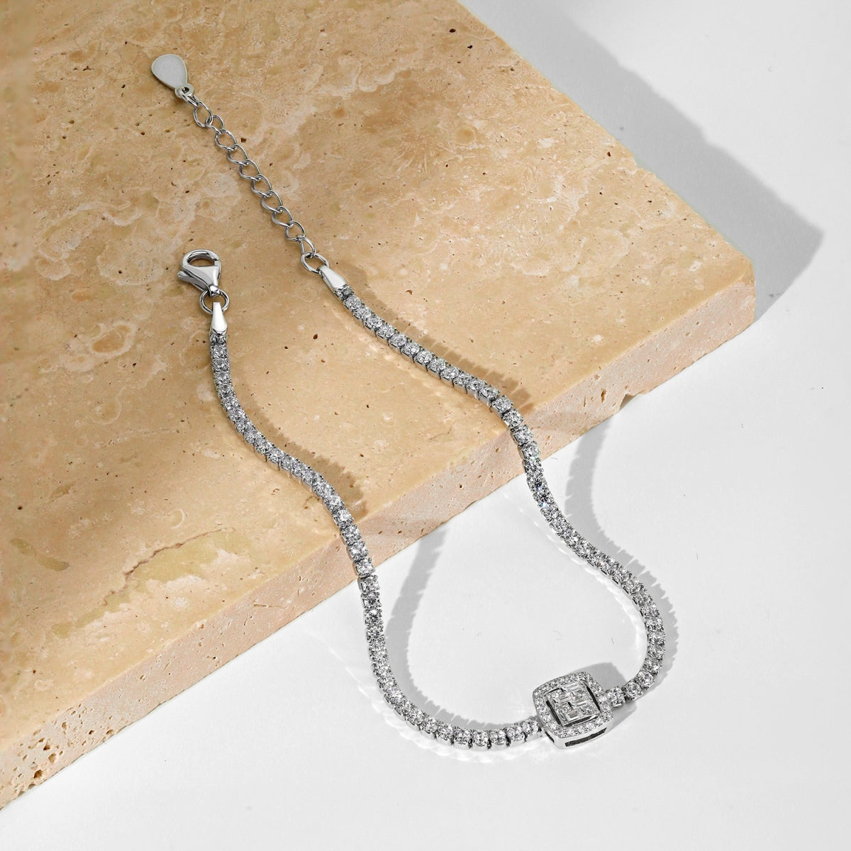 [ORA ]Luxurious Dazzling Square Shape Banquet Bracelet