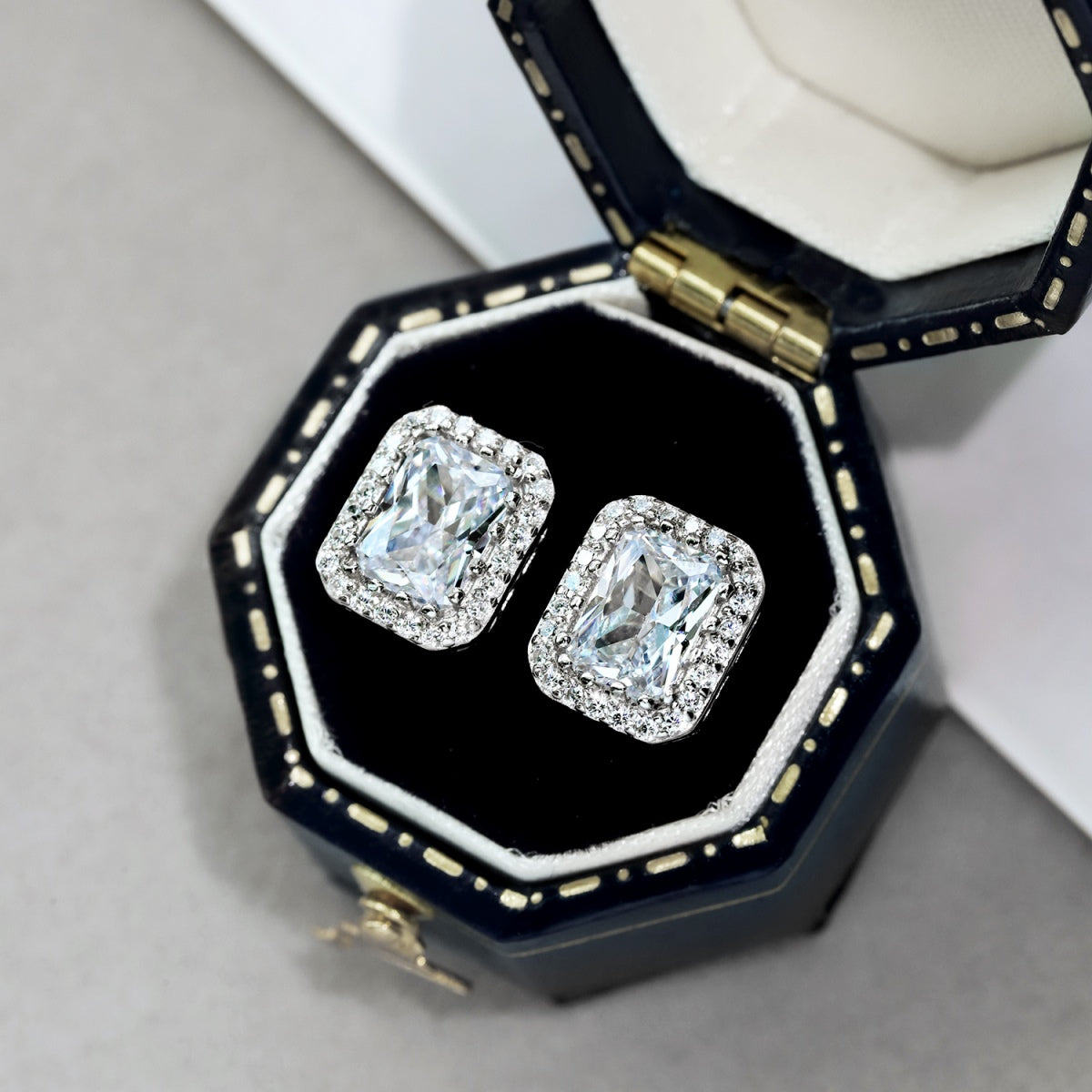 [ORA ]1.0 Carat Luxurious Dainty Emerald Cut Daily Earrings