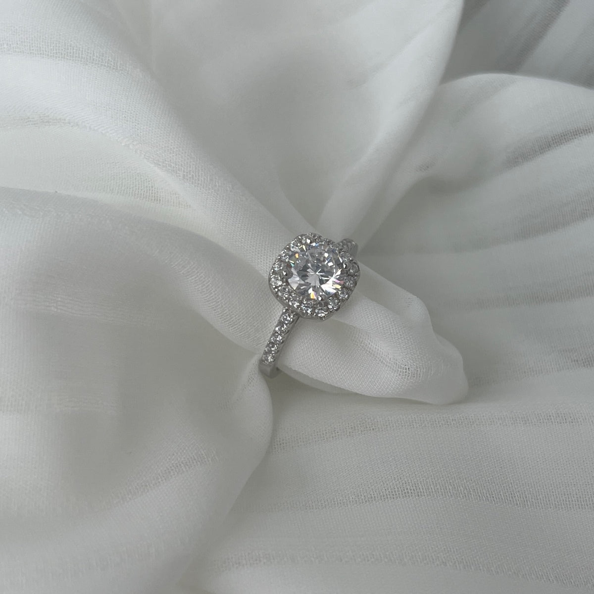 [ORA ]Dazzling Resplendent Round Cut Wedding Ring