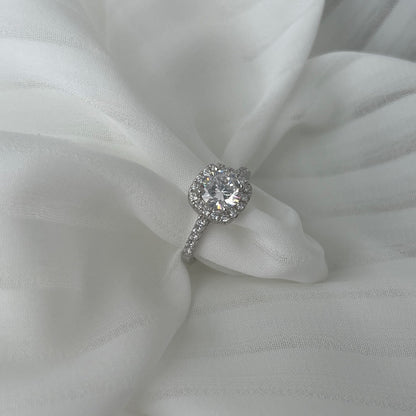 [ORA ]Dazzling Resplendent Round Cut Wedding Ring
