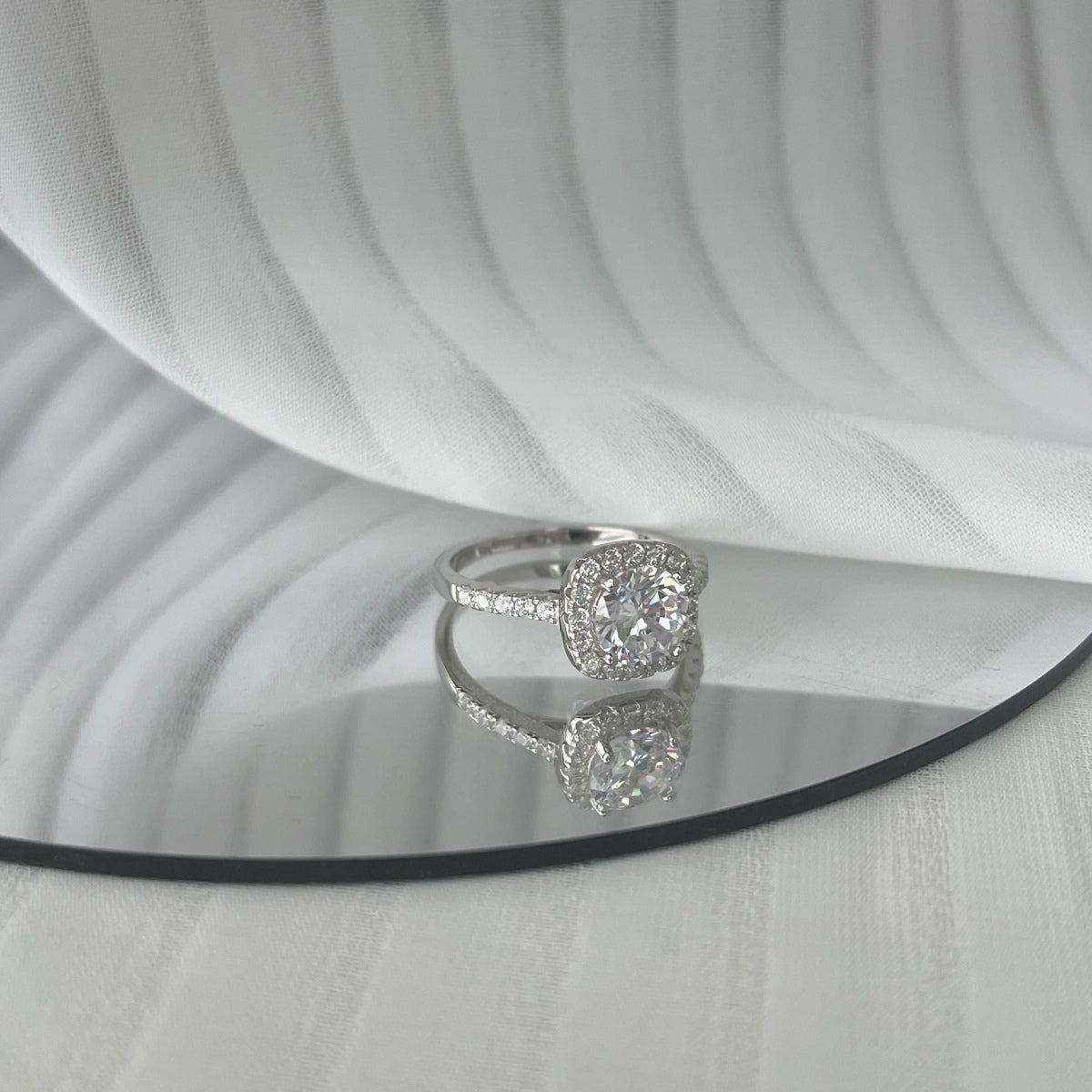 [ORA ]Dazzling Resplendent Round Cut Wedding Ring