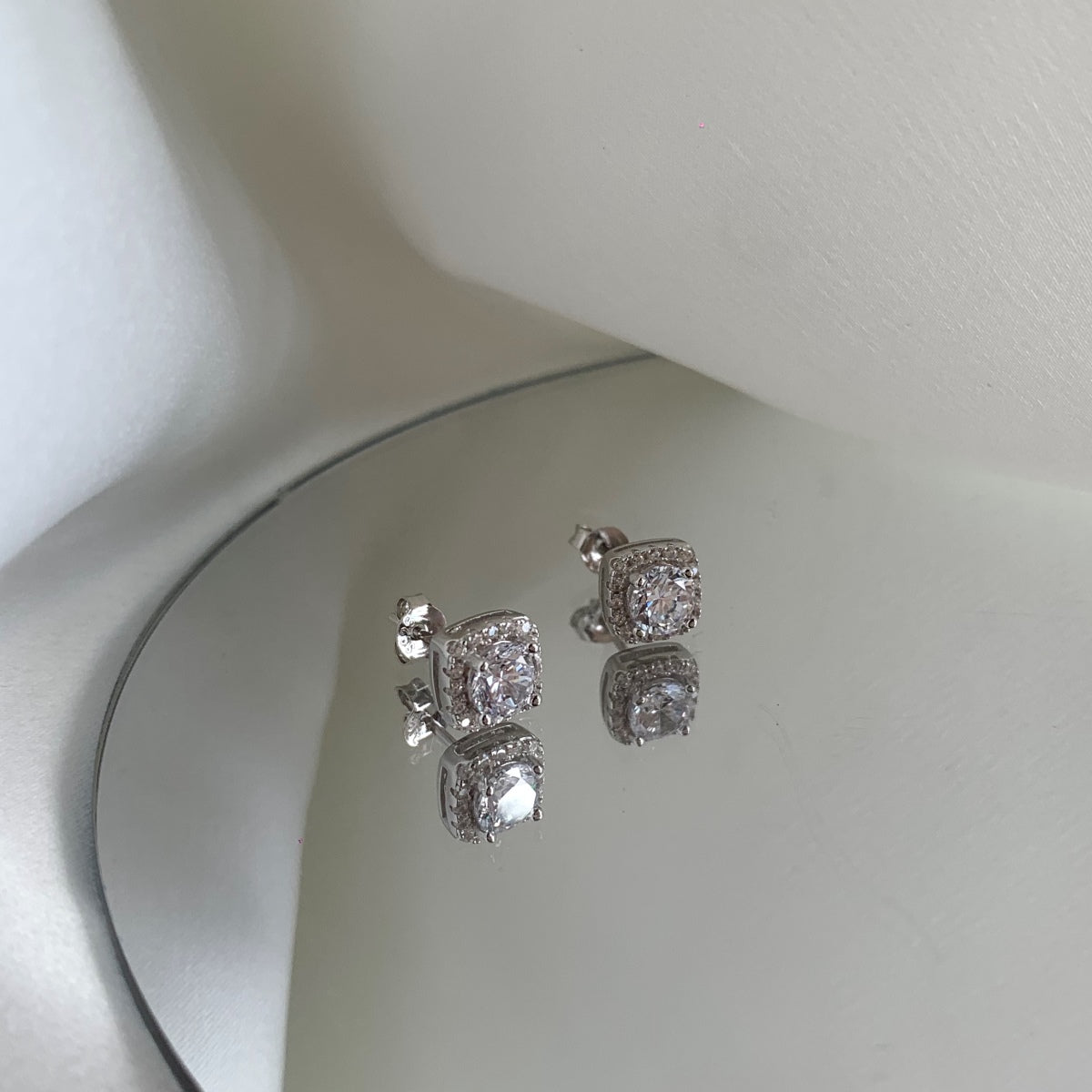 [ORA ]Classic Round Center Stone Stud Earrings