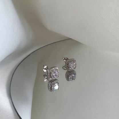 [ORA ]Classic Round Center Stone Stud Earrings