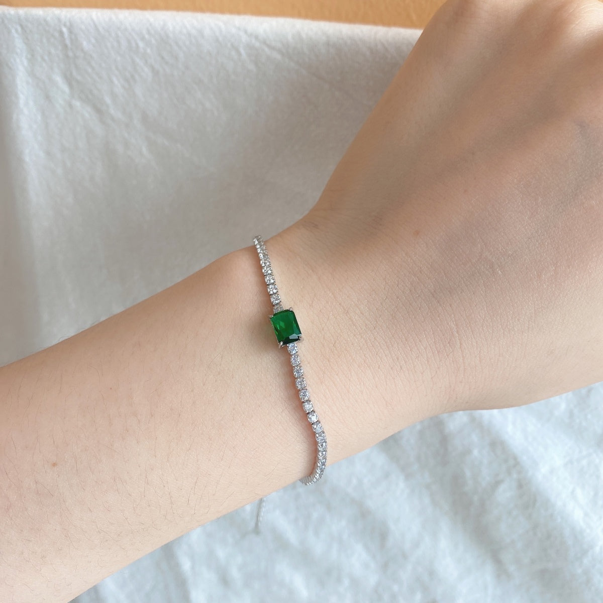 [ORA ]1.0 Carat Unique Emerald Cut Banquet Bracelet
