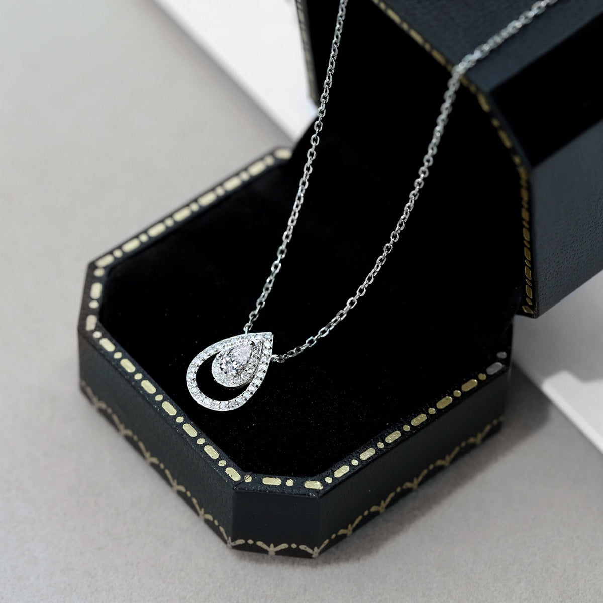 [ORA ]Sparkling Pear Cut Necklace