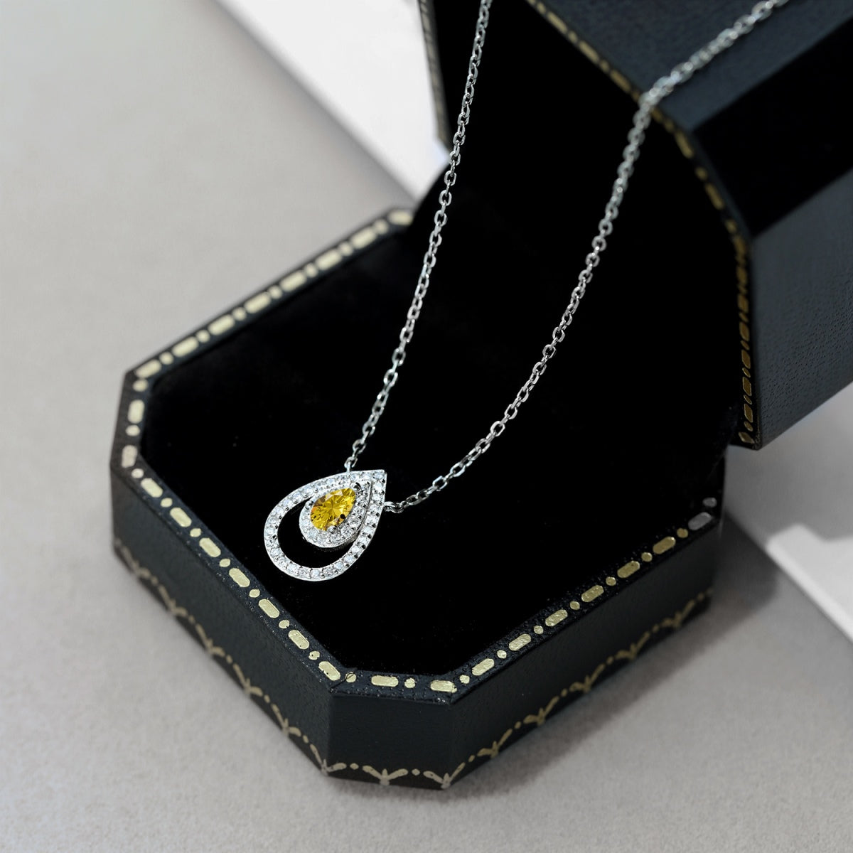 [ORA ]Sparkling Pear Cut Necklace