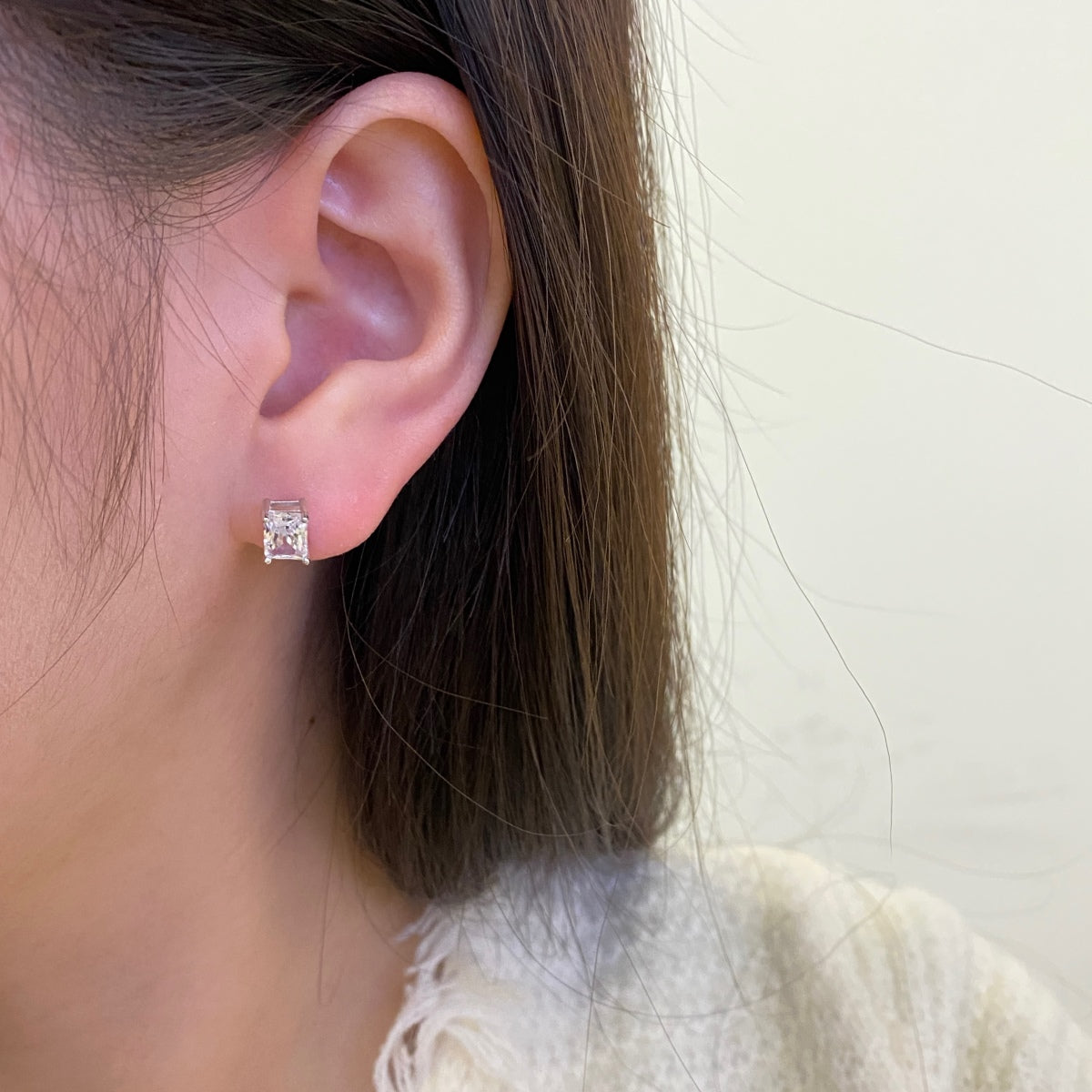 [ORA ]Stylish Shiny Rectangular Center Stone Stud Earrings