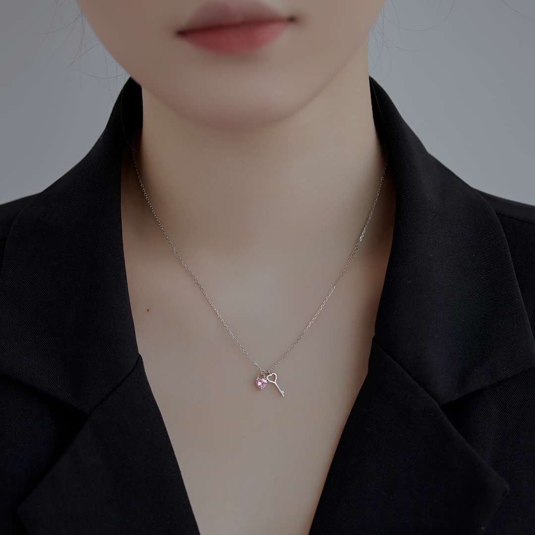 [ORA]Unique Heart Shape Key Pendent Necklace
