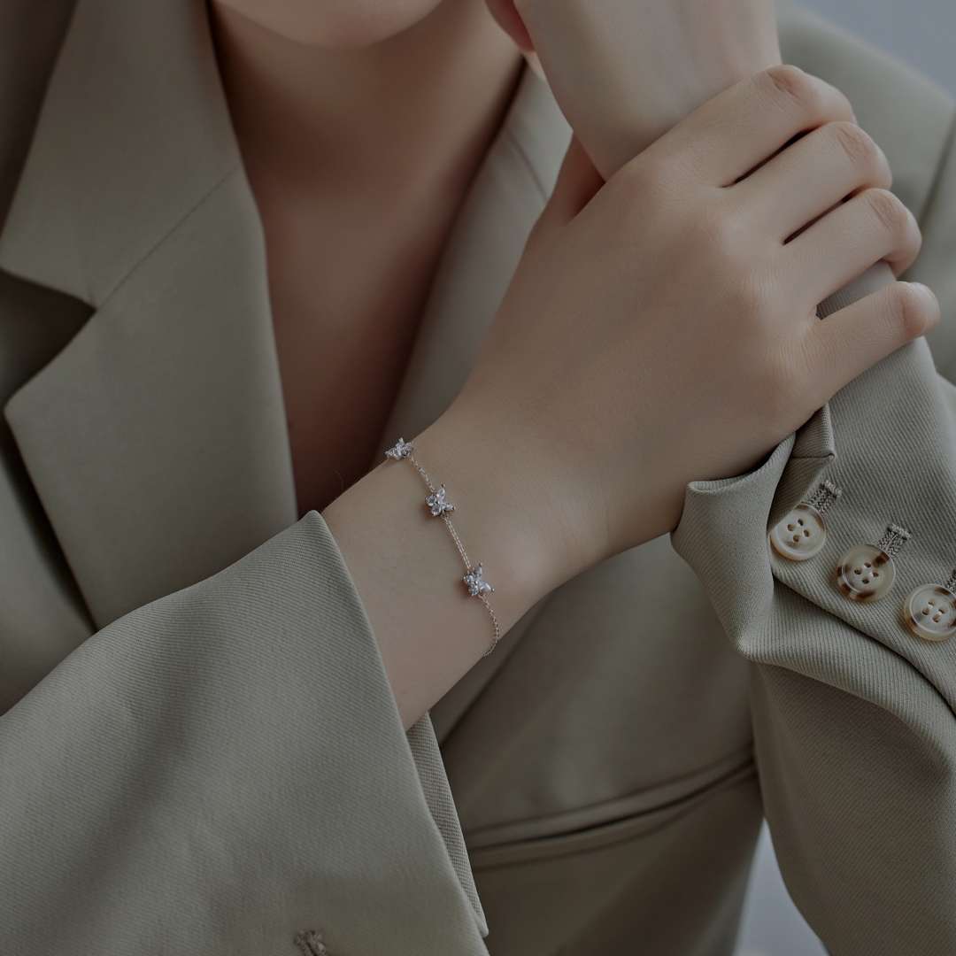 [ORA ]Radiant Butterfly Shape Necklace