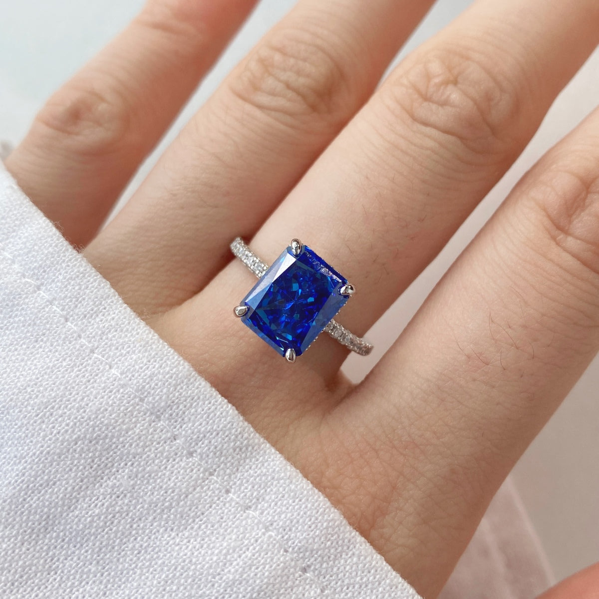 [ORA ]4.0 Carat Luxurious Engagement Ring