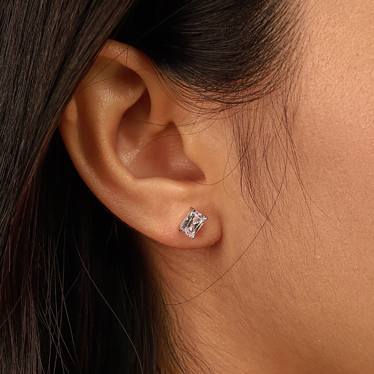 [ORA ]Stylish Shiny Rectangular Center Stone Stud Earrings
