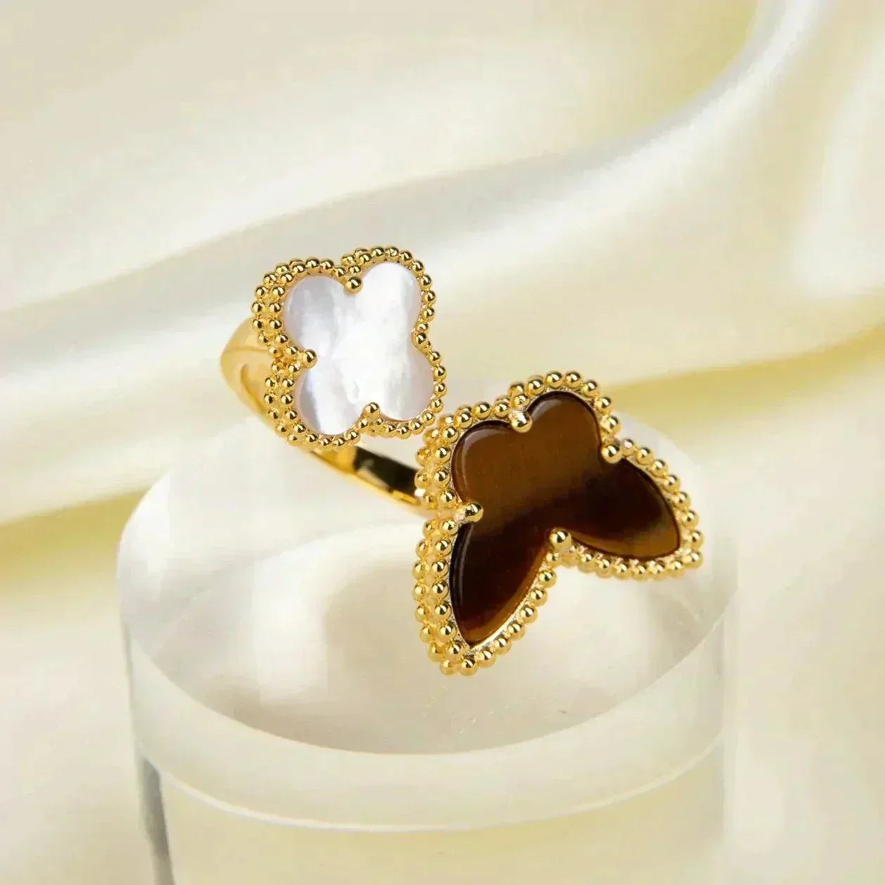 [ORA]LUCKY BETWEEN THE FINGER RING
