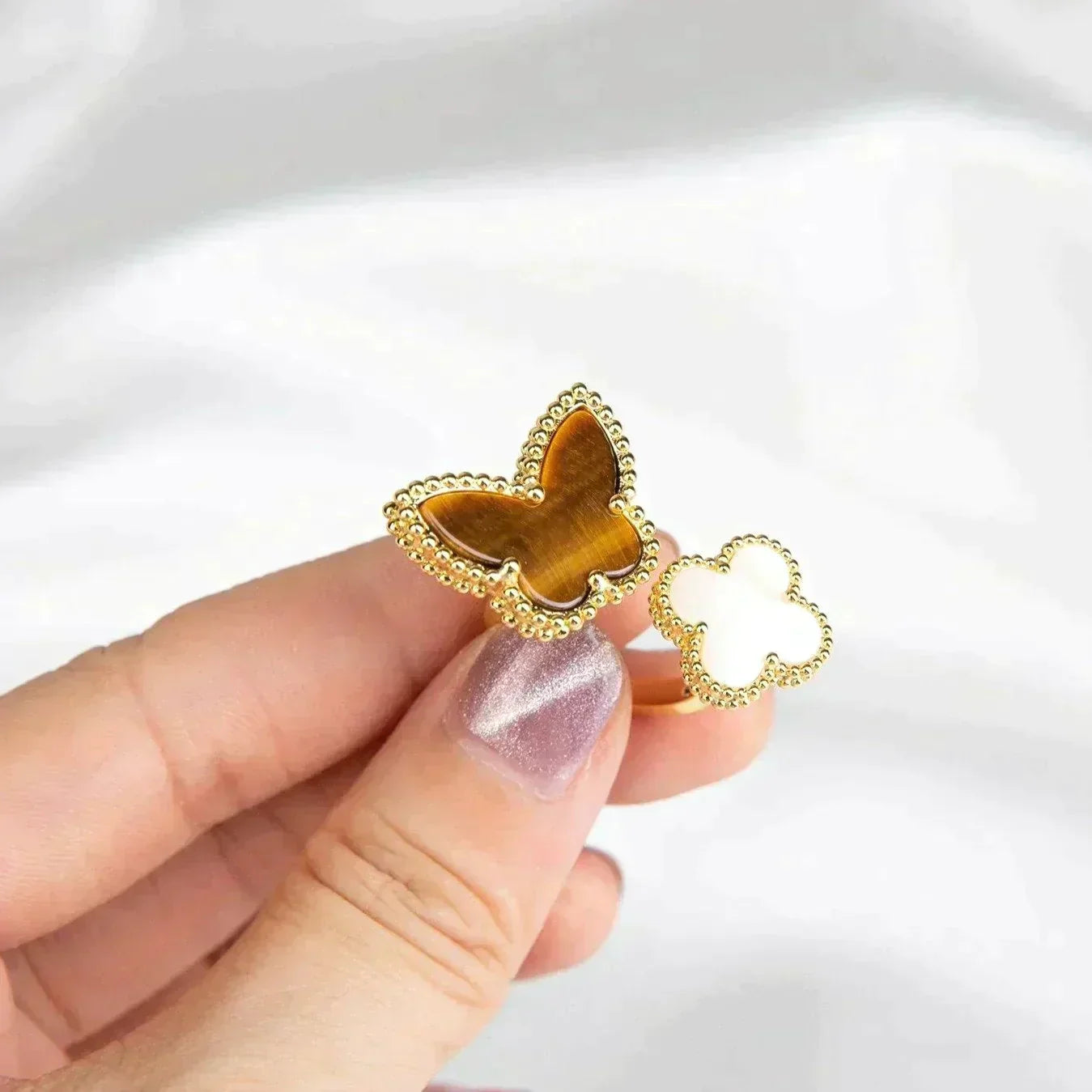 [ORA]LUCKY BETWEEN THE FINGER RING