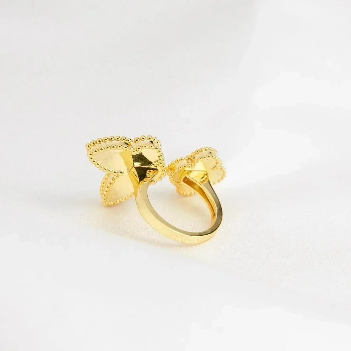 [ORA]LUCKY BETWEEN THE FINGER RING