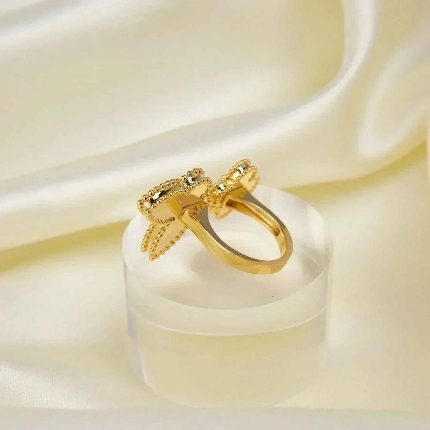 [ORA]LUCKY BETWEEN THE FINGER RING