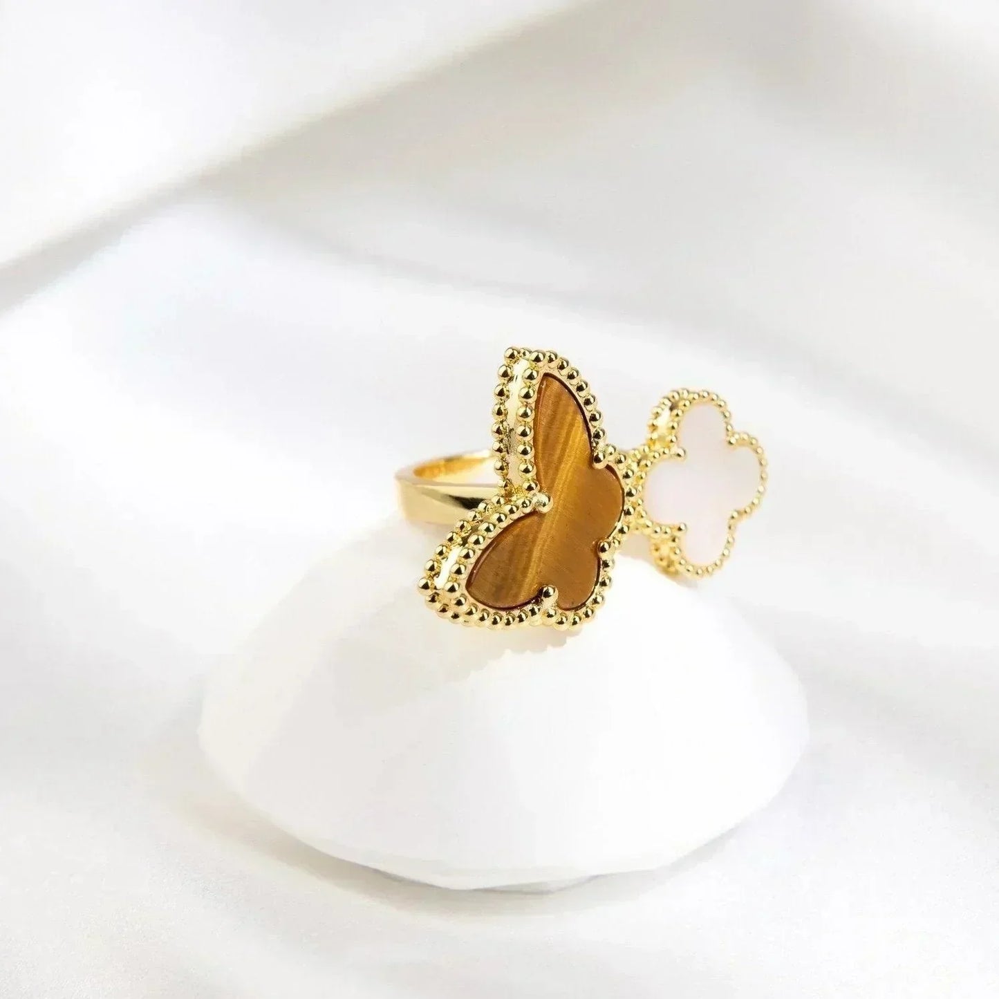 [ORA]LUCKY BETWEEN THE FINGER RING