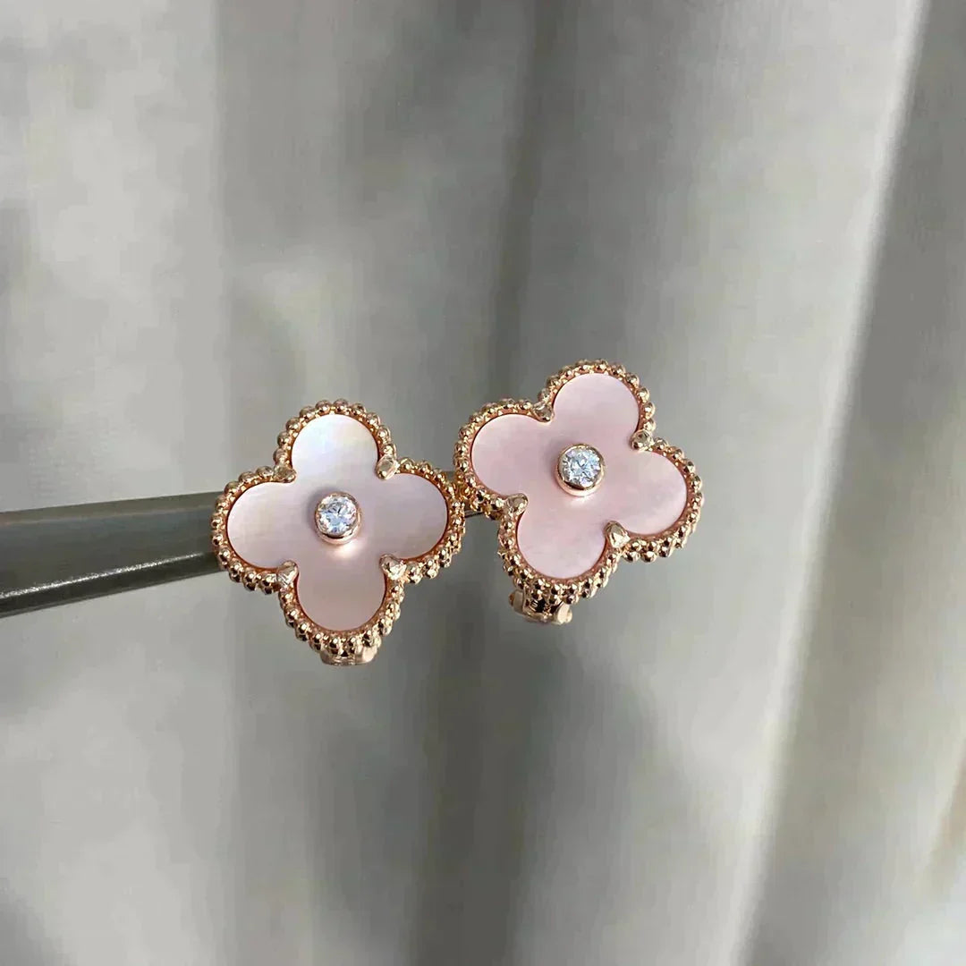 {
  "ORA": "クローバー ミディアム 1モチーフ ピンクマザーオブパール ダイヤモンド ピアス"
}