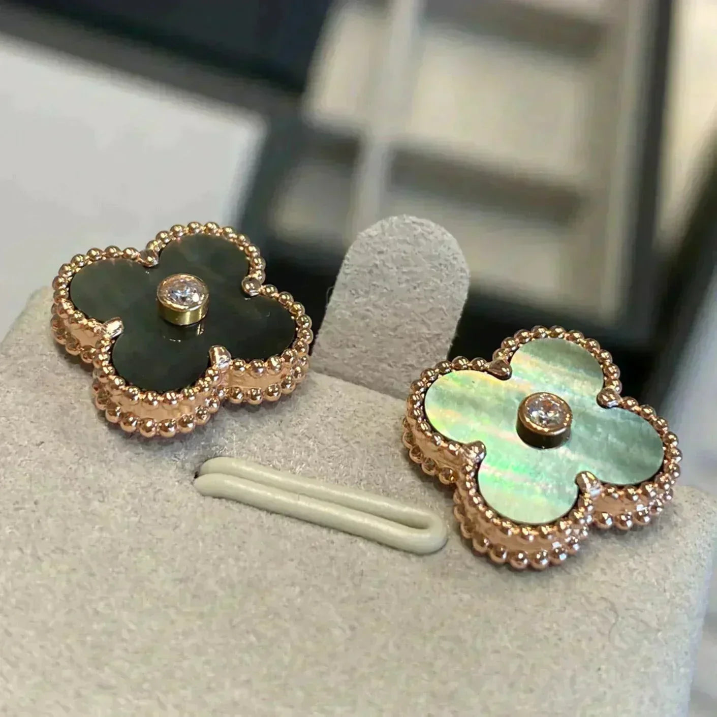 [ORA]CLOVER MEDIUM 1 MOTIFS GRAY MOP  DIAMOND EARRINGS