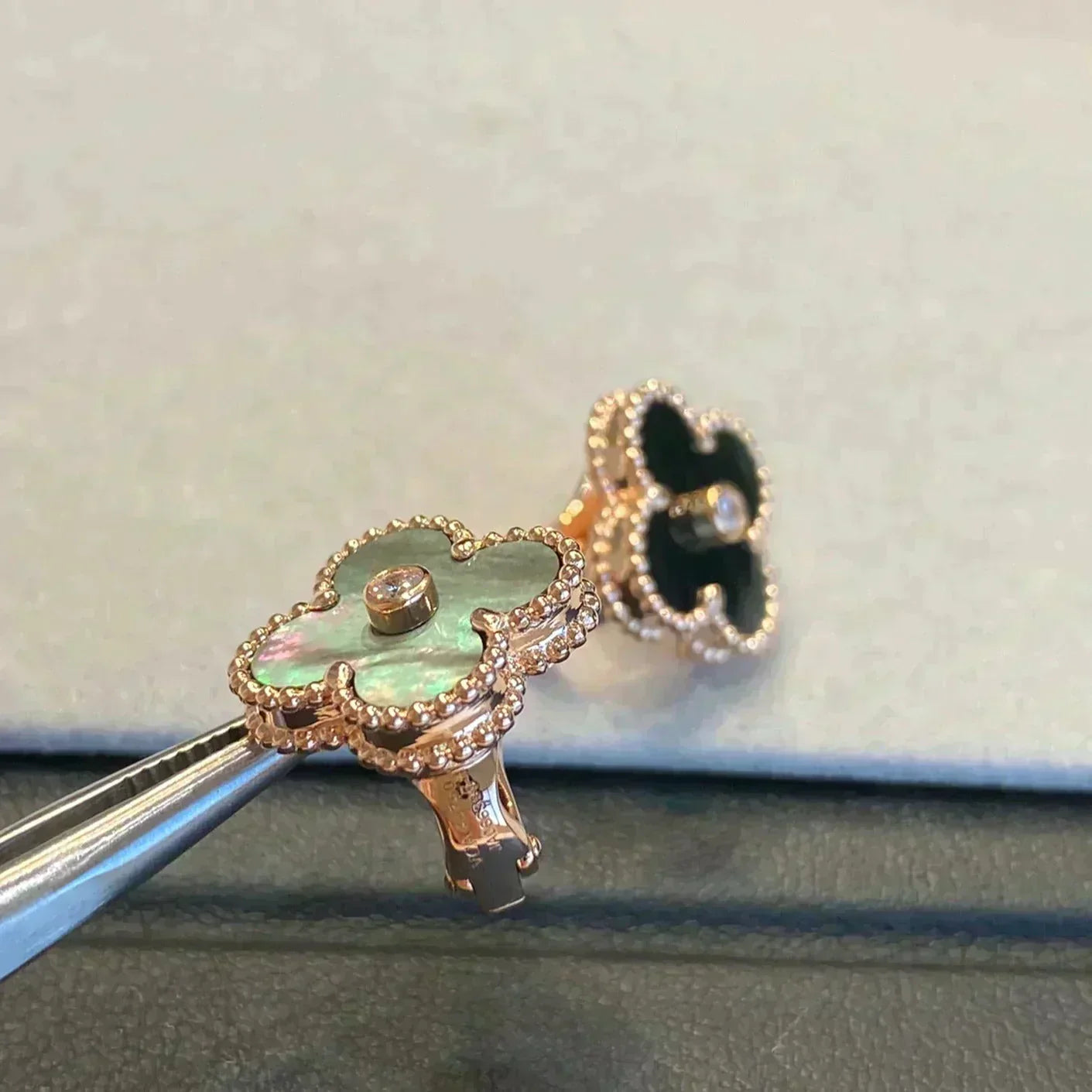 [ORA]CLOVER MEDIUM 1 MOTIFS GRAY MOP  DIAMOND EARRINGS