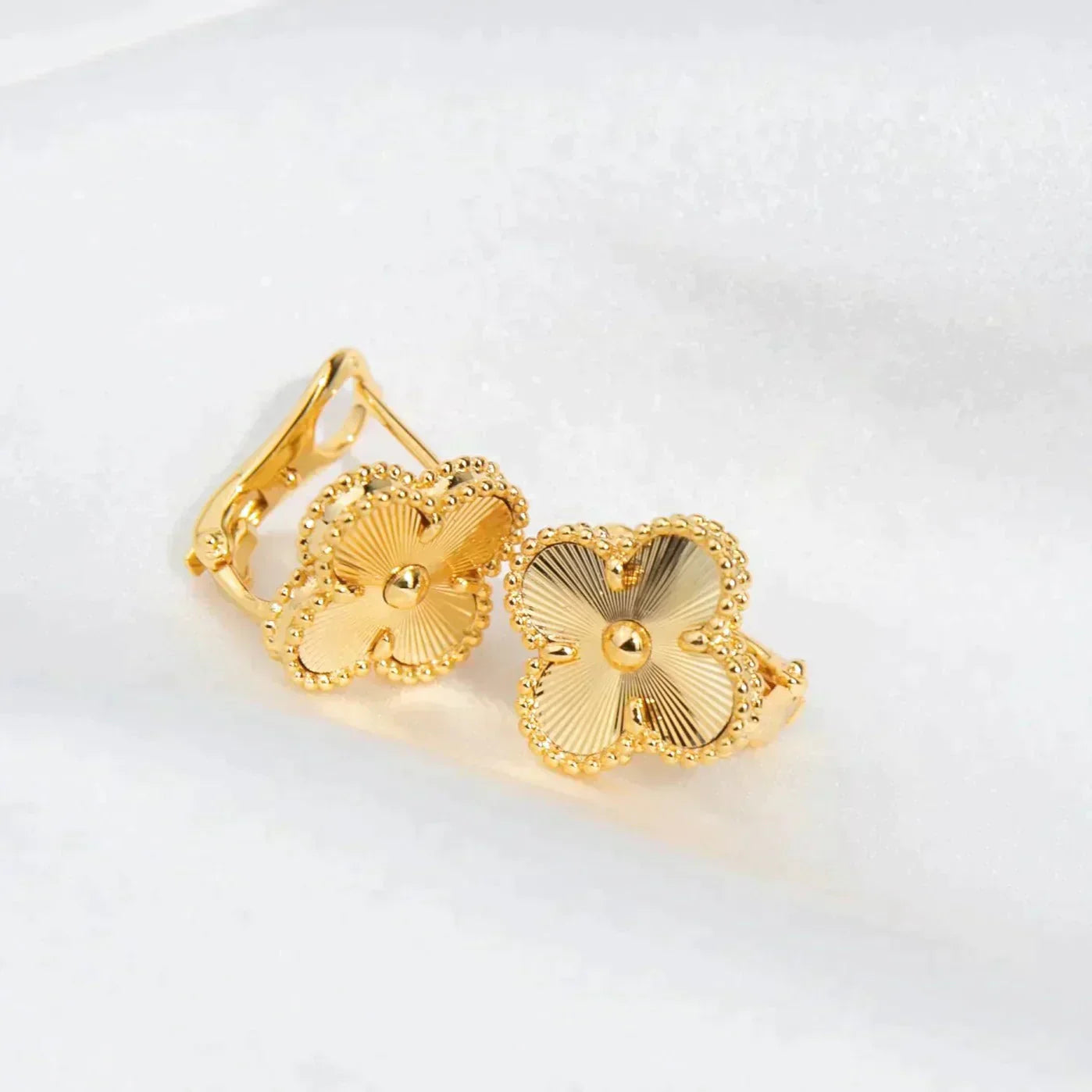 [ORA]CLOVER MEDIUM 1 MOTIFS LASER EARRINGS