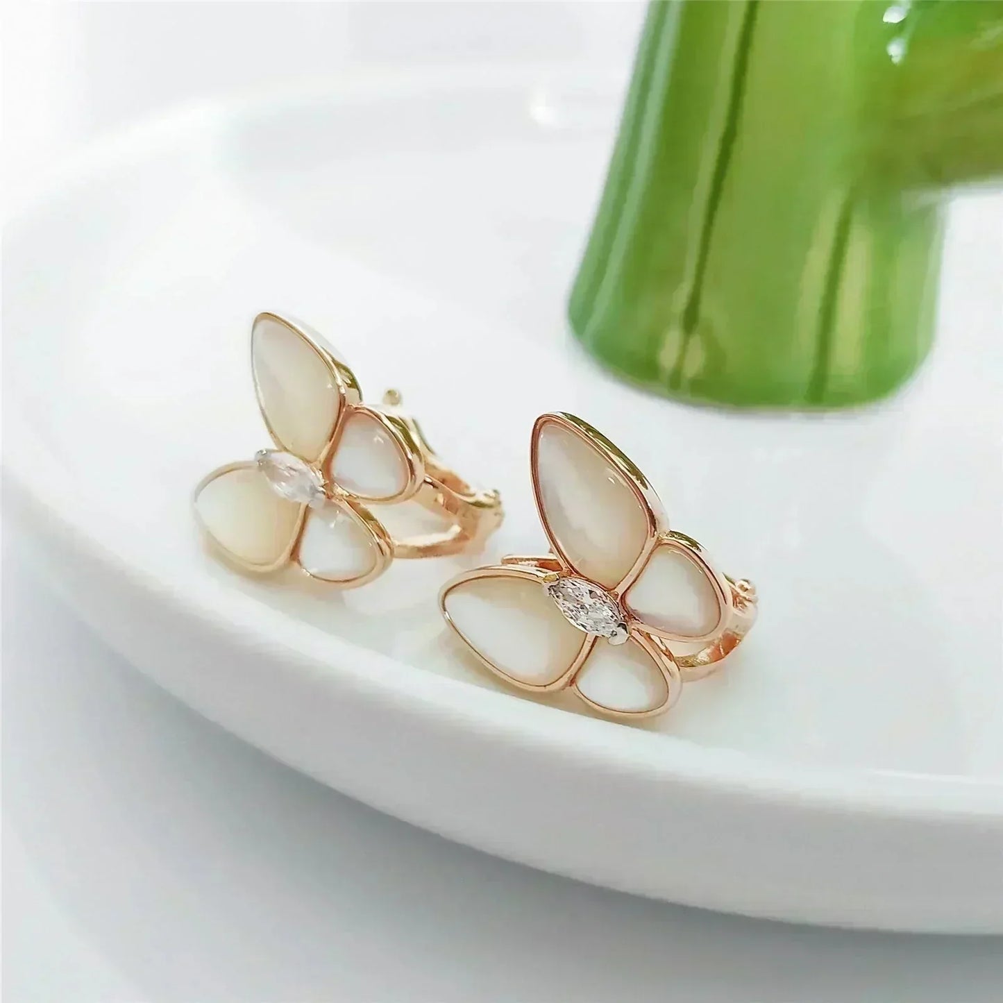 [ORA]BUTTERFLY MOP DIAMOND EARRINGS