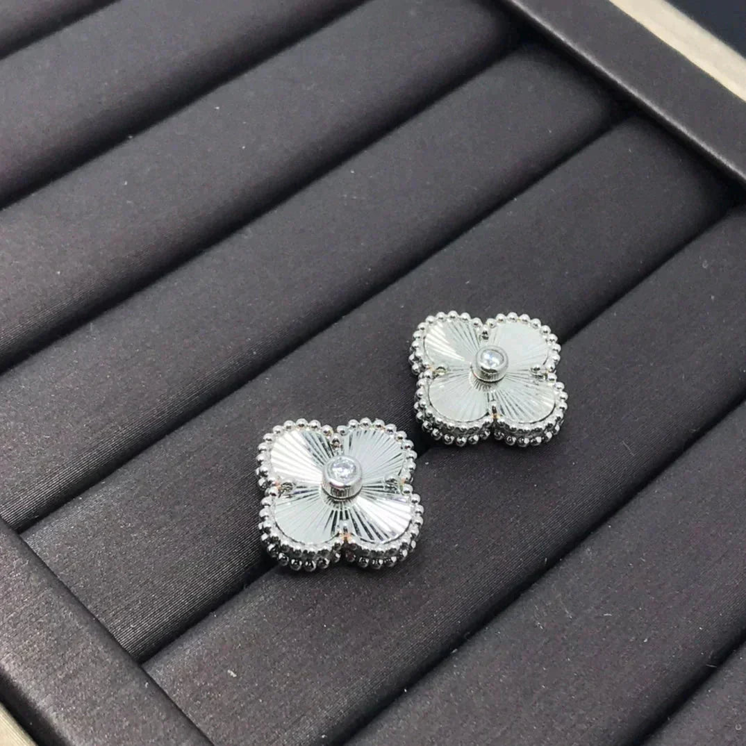[ORA]CLOVER MINI 9.5MM LASER EARRINGS