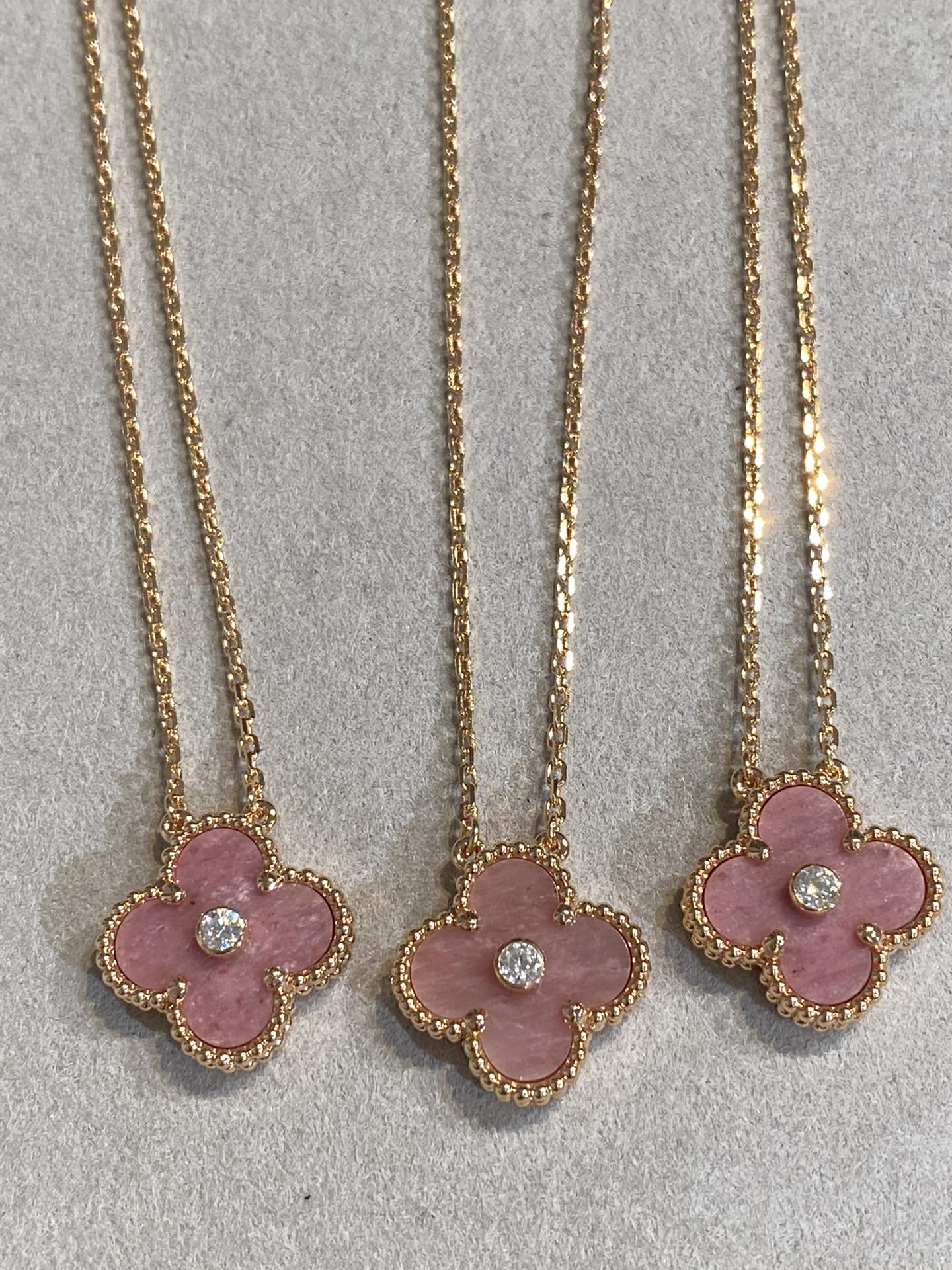 [ORA]CLOVER 15MM DIAMOND RHODONITE NECKLACE