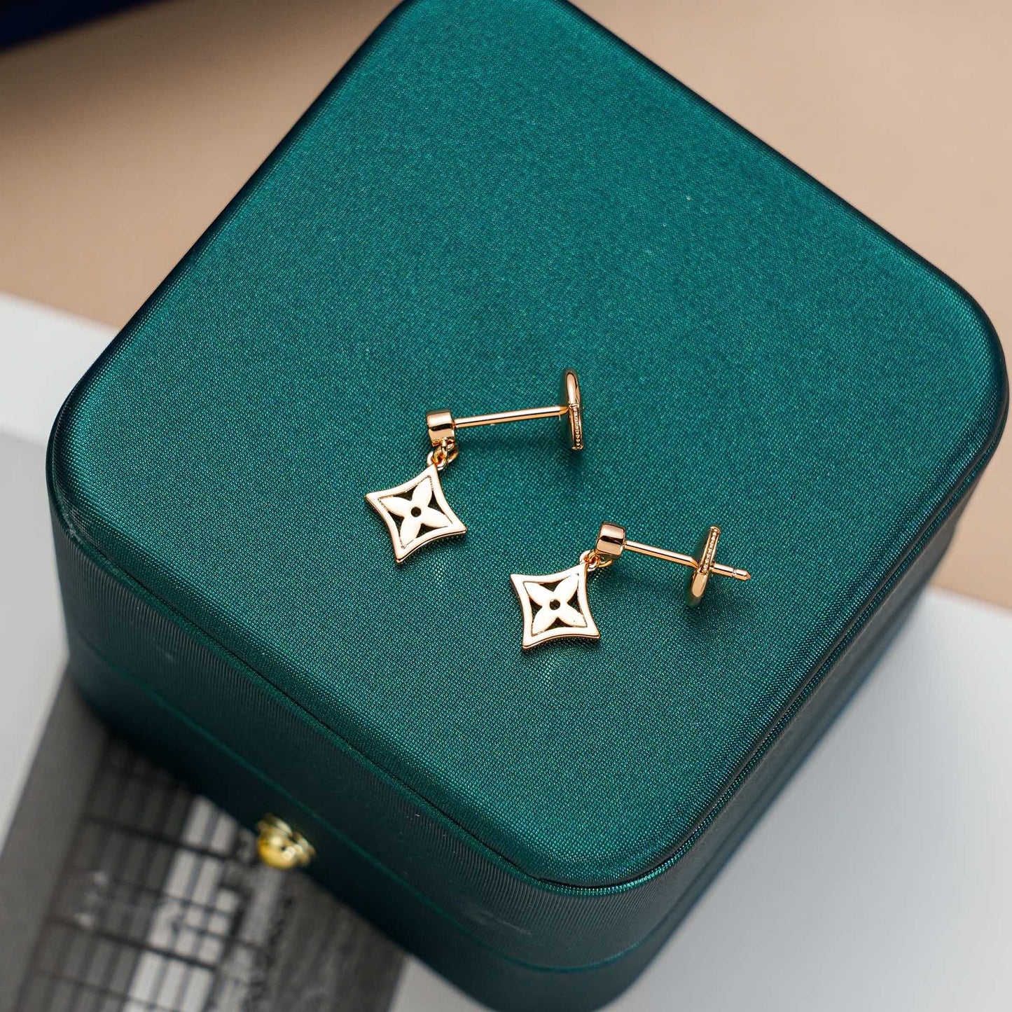 [ORA]STAR EARRINGS GOLD