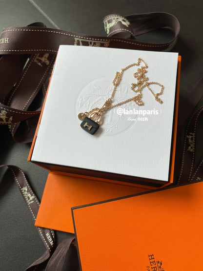 [ORA]CONSTANCE BLACK PEDANT PINK GOLD NECKLACE