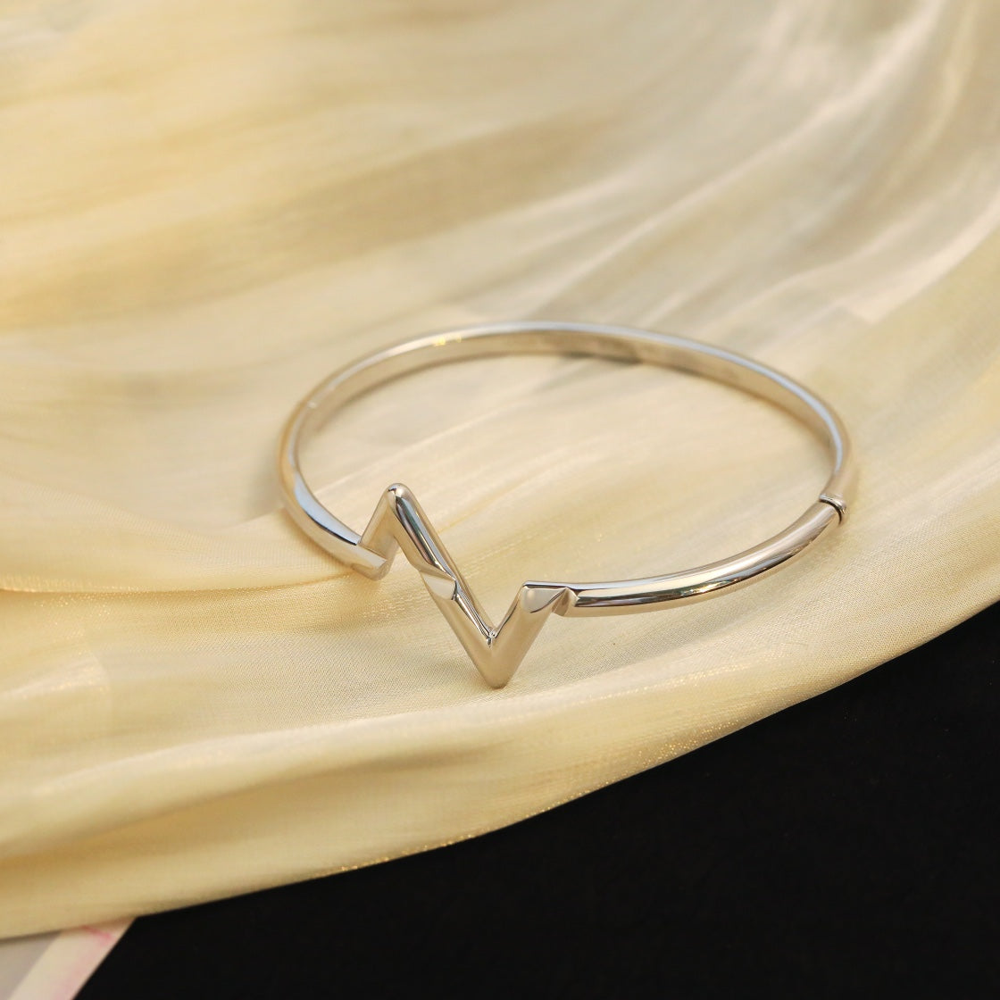 [ORA]VOLTE UPSITE DOWN BRACELET