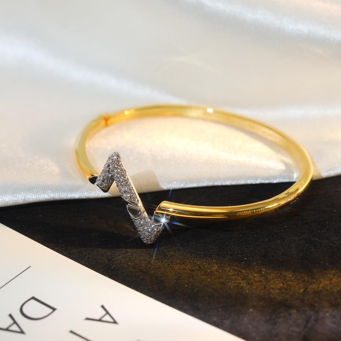 [ORA]VOLTE UPSITE DOWN GOLD DIAMOND BRACELET