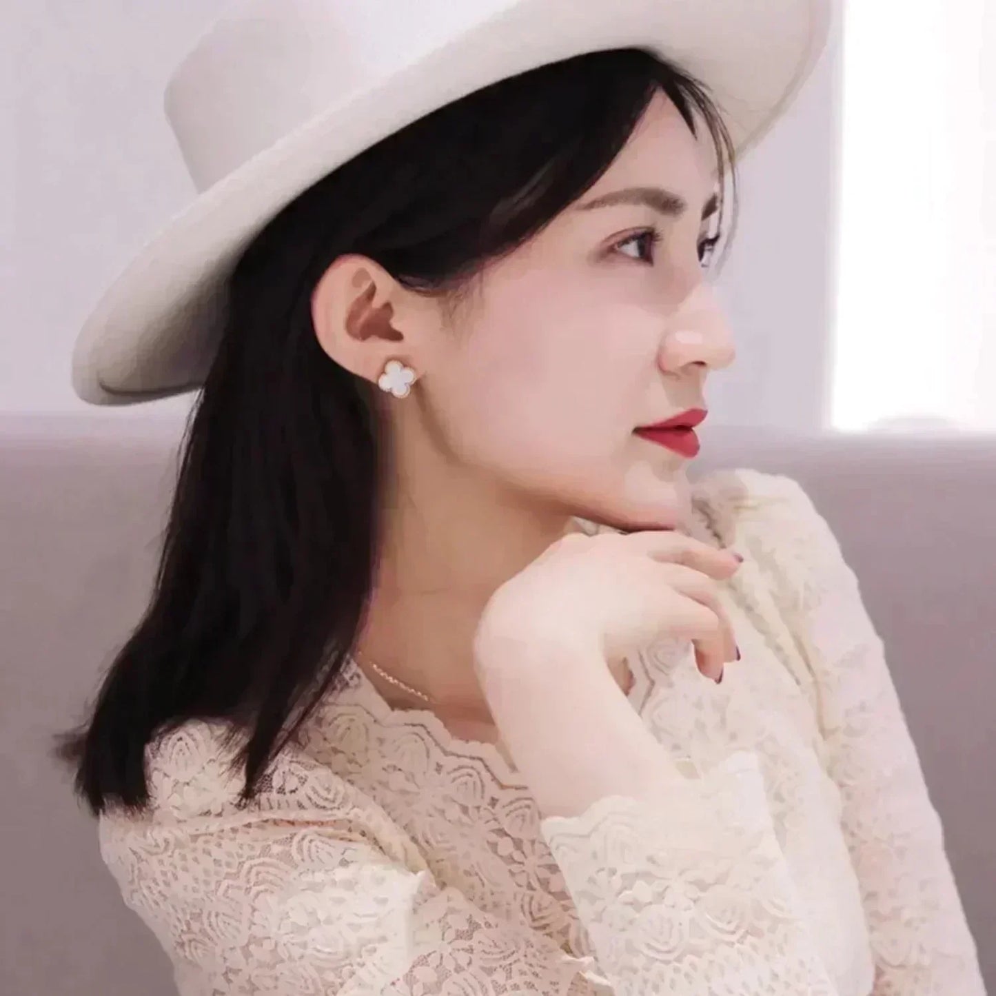 [ORA]CLOVER MEDIUM 1 MOTIFS  WHITE MOP STUD EARRINGS