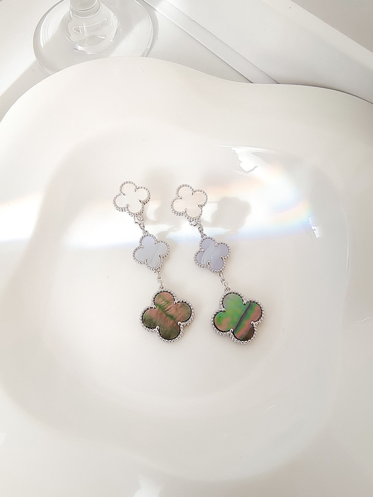 [ORA]CLOVER 3 MOTIFS CHALCEDONY DARK MOP SILVER EARRINGS