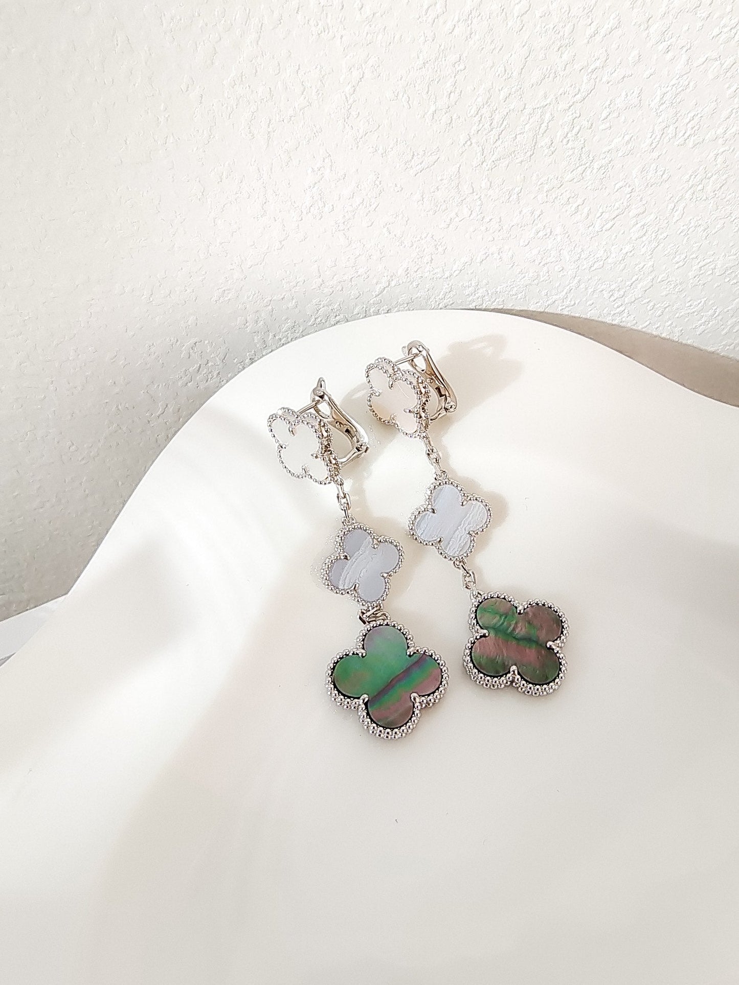 [ORA]CLOVER 3 MOTIFS CHALCEDONY DARK MOP SILVER EARRINGS