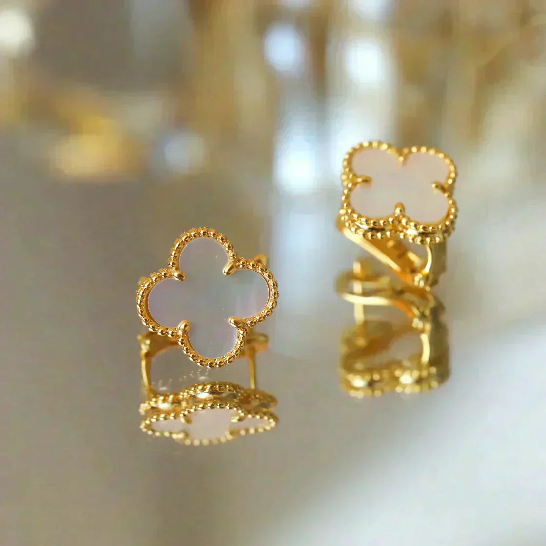[ORA]CLOVER MEDIUM 1 MOTIFS  WHITE MOP STUD EARRINGS