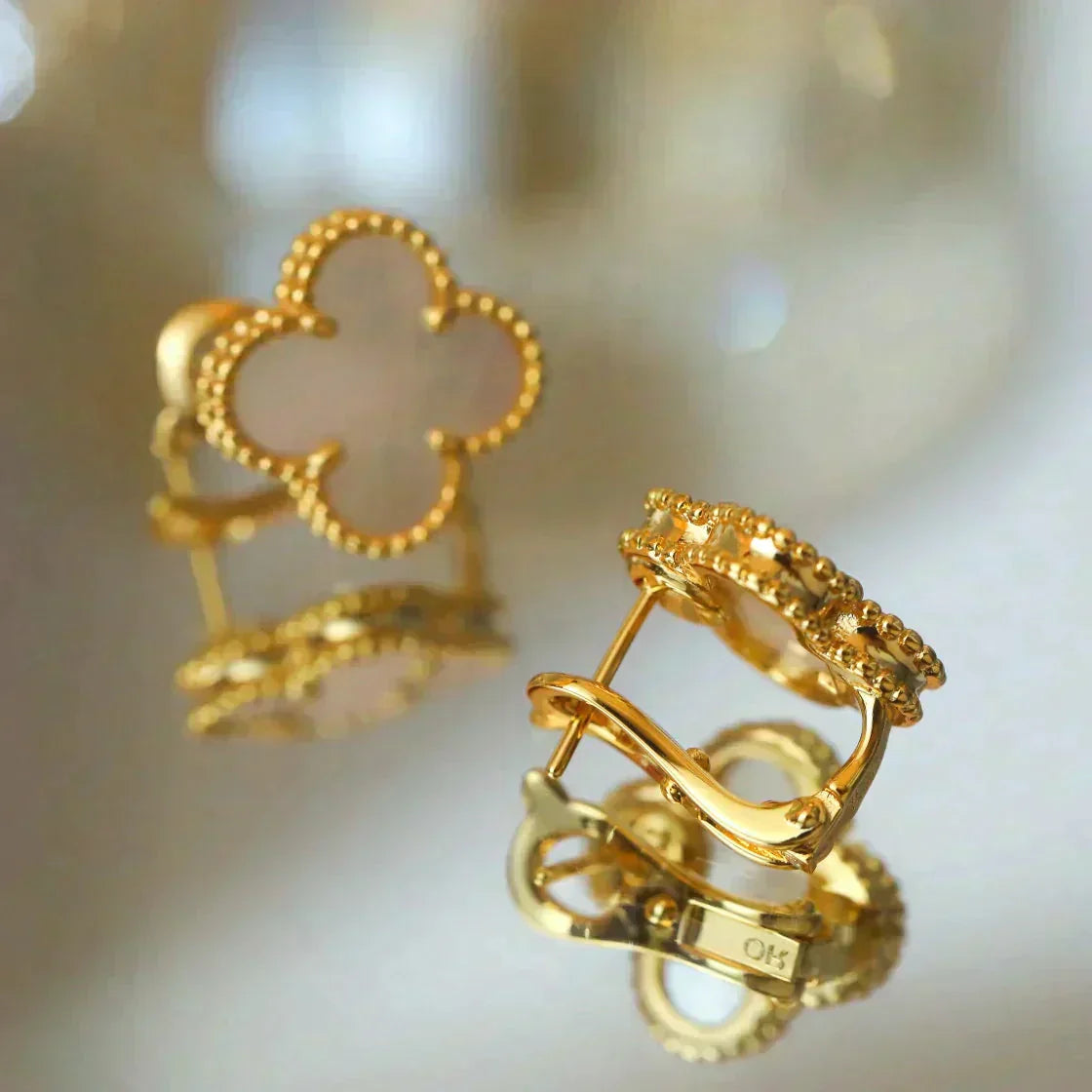[ORA]CLOVER MEDIUM 1 MOTIFS  WHITE MOP STUD EARRINGS