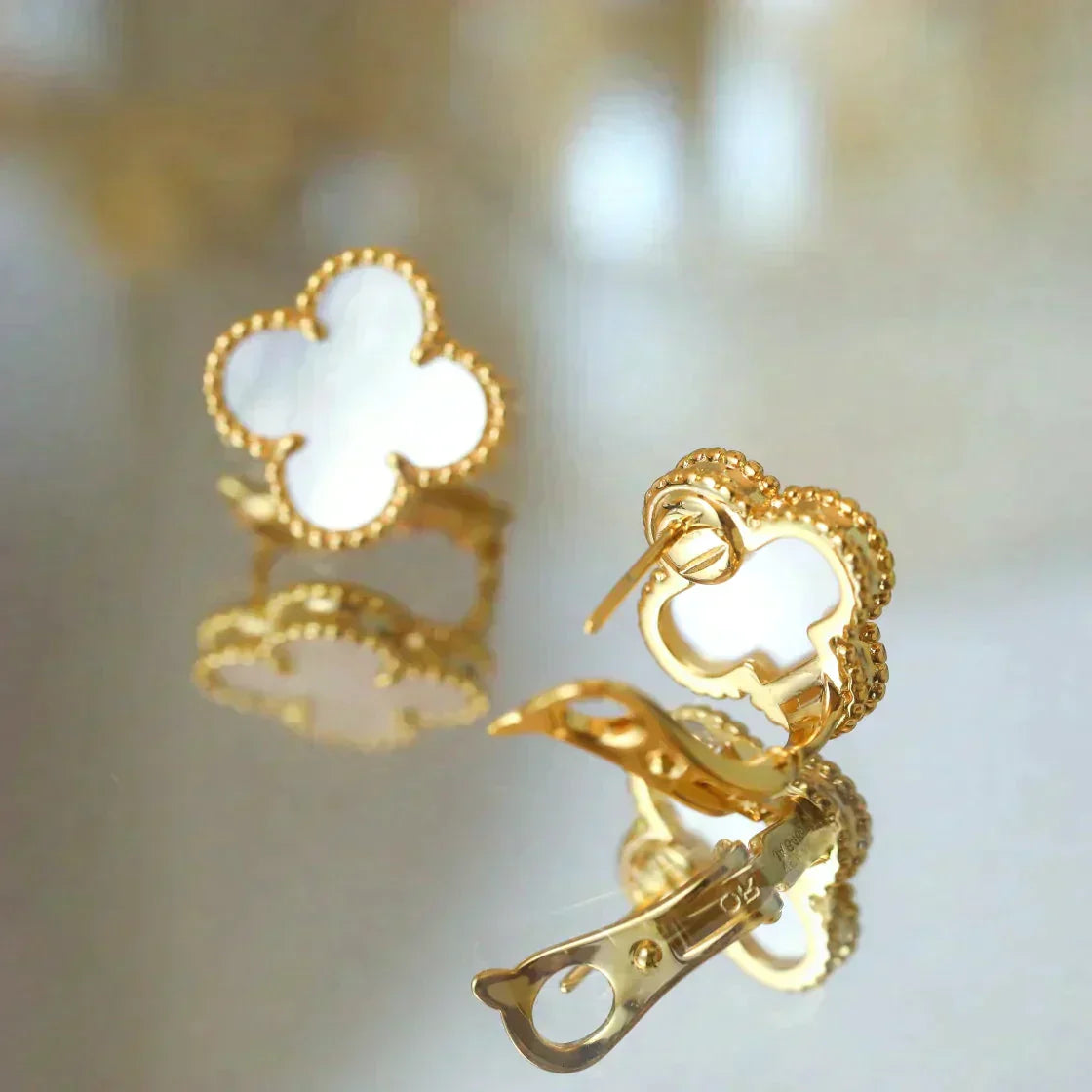 [ORA]CLOVER MEDIUM 1 MOTIFS  WHITE MOP STUD EARRINGS