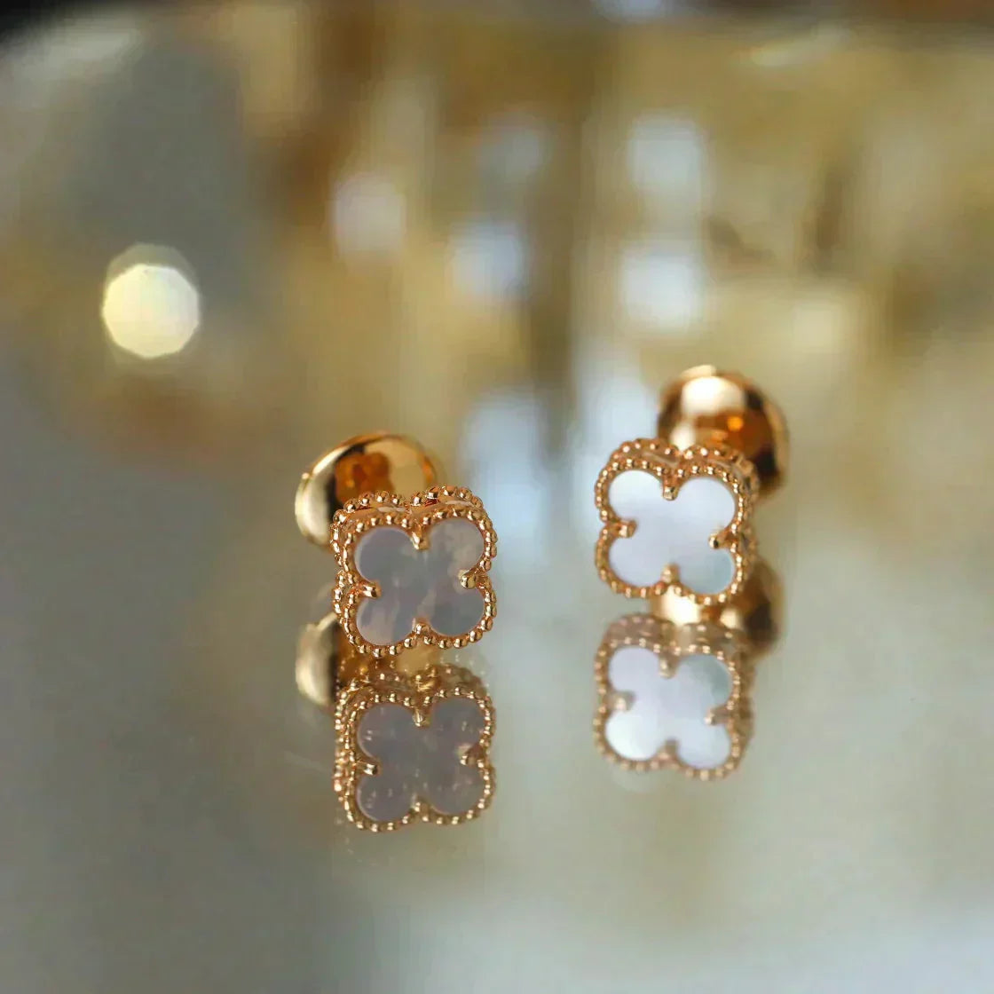 [ORA]CLOVER MINI 9.5MM WHITE MOP EARRINGS